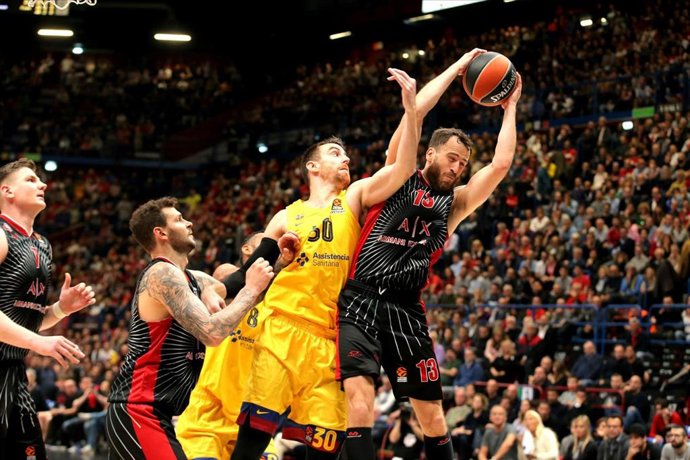 Víctor Claver lucha ante Sergio Rodríguez en el Armani Exchange Milan-Bara