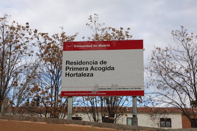 Cartel en la entrada del Centro de Menores de Hortaleza, en el que se lee 'Residencia de Primera Acogida Hortaleza', donde la policía investiga el lanzamiento de una granada al patio del mismo, en Madrid (España), a 4 de diciembre de 2019.