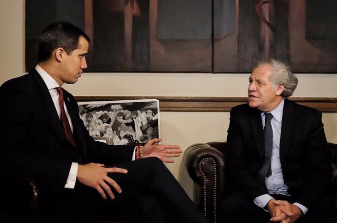 El autoproclamado "presidente encargado" de Venezuela, Juan Guaidó, con el secretario general de la Organización de Estados Americanos (OEA), Luis Almagro.