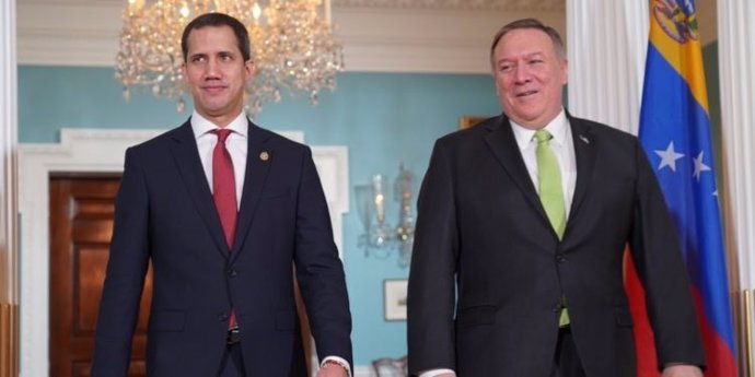 El autoproclamado "presidente encargado" de Venezuela, Juan Guaidó, y el secretario de Estado de Estados Unidos, Mike Pompeo