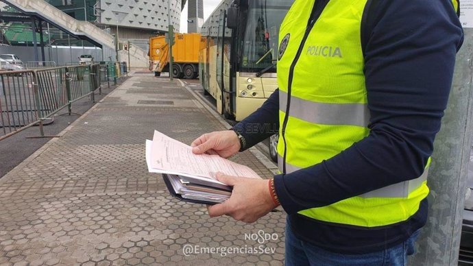 Un agente inspecciona un autobús de transporte escolar en Sevilla