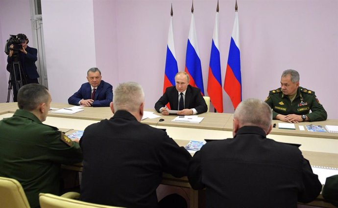 Vladimir Putin acompañado por el general Sergei Shoiugú, ministro de Defensa ruso