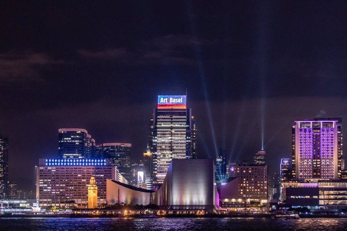 Panorámica de Hong Kong con el cartel de la feria Art Basel