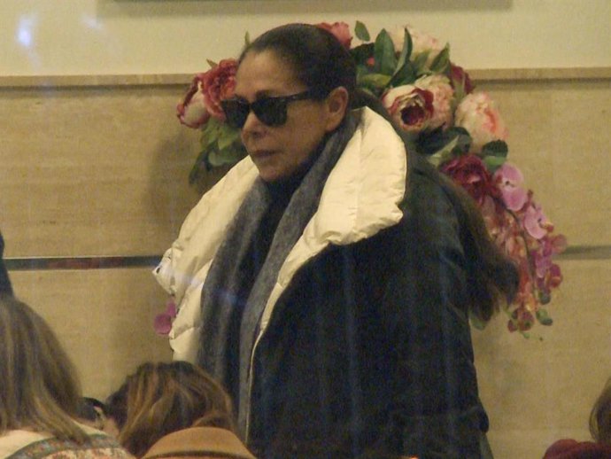 Isabel Pantoja en el tanatorio tras la muerte de la madre de Irene Rosales