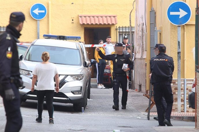 Policías acordonan la calle Valdivia del barrio almeriense de Pescadería-La Chanca donde se ha producido el tiroteo con resultado de un muerto. Almería a 4 de febrero del 2020