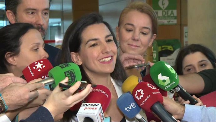 La portavoz de Vox en la Asamblea de Madrid, Rocío Monasterio antes de entrar al Pleno de la Asamblea de Madrid.