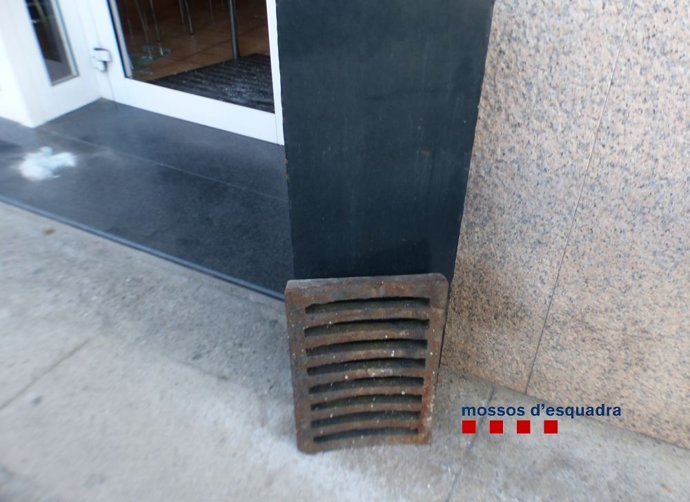Tres detenidos por forzar un bar con una tapa de alcantarilla en Argelaguer (Girona)