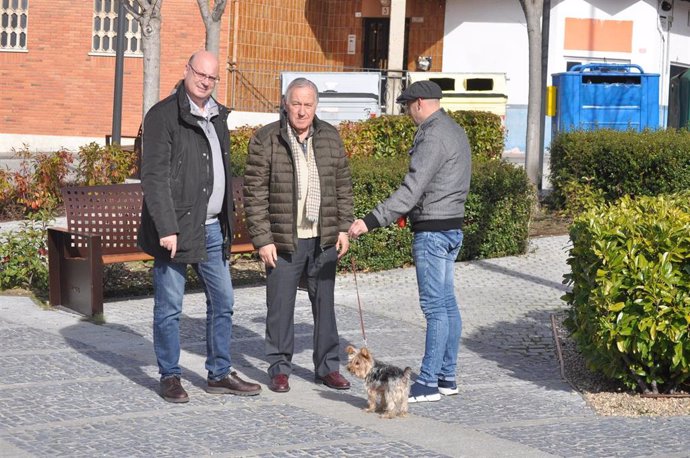 El concejal Jorge Olivera (i) junto a vecinos con una mascota en la localidad