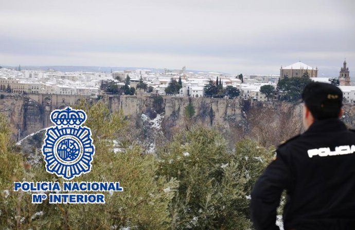 Nota De Prensa Y Foto "La Policía Nacional Detiene A Un Hombre Que Trató De Asfixiar A Un Trabajador De Un Hotel Para Robarle El Móvil"