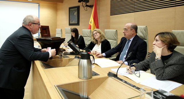 El vicepresidente cuarto del Congreso, Igancio Gil Lázaro (VOX) (2d), preside la sesión de votación para la elección de los miembros de la Mesa de la Comisión de Asuntos Económicos, en la Sala Prim del Congreso, en Madrid (España),a 7 de febrero de 2020.