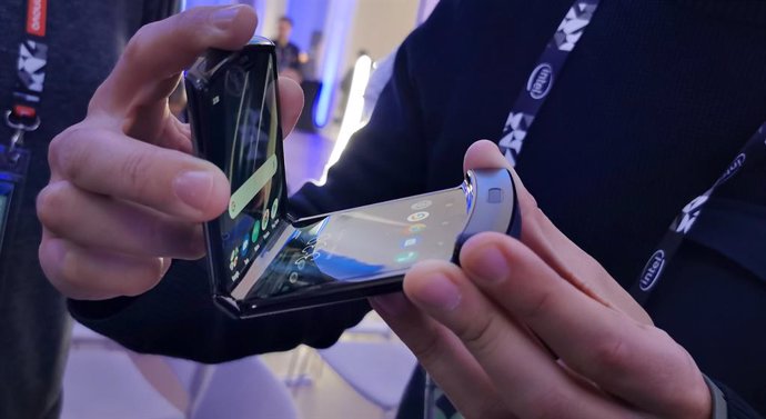 La bisagra del nuevo Motorola Razr muestra daños tras 27.000 pliegues sin afecta