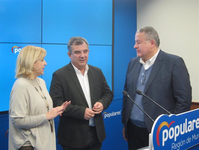 El senador del PP, Juan María Vázquez, en el centro, acompañado por los también senadores 'populares' Violante Tomás y Francisco Bernabé