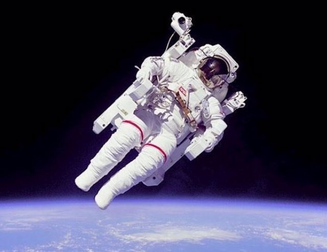 Bruce Mccandless Durante El Primer 'Vuelo Libre' Espacial