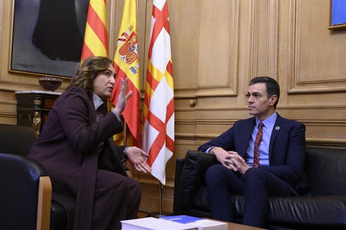 El presidente del Gobierno, Pedro Sánchez durante su reunión con la alcaldesa de Barcelona, Ada Colau, en el Ayuntamiento de la capital, en Barcelona (España), a 7 de febrero de 2020.