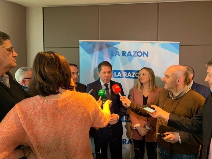 El presidente de Cepyme, Gerardo Cuerva, atiende este viernes a los medios en Sevilla antes de participar en un desayuno informativo de La Razón.