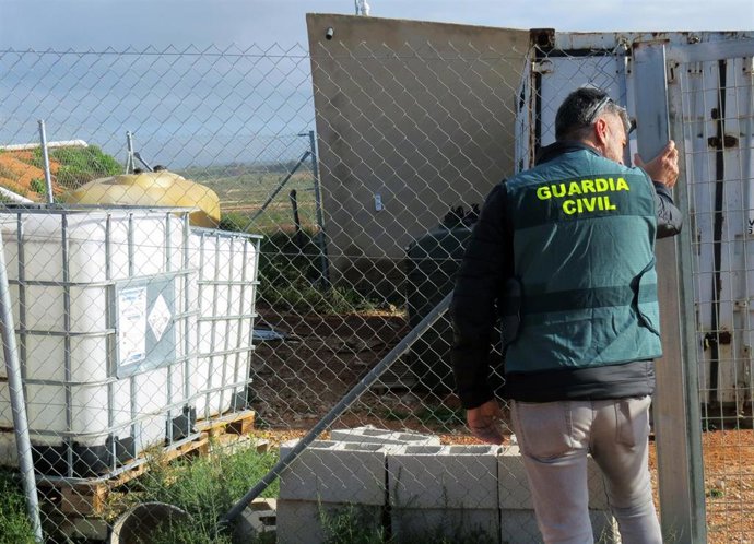 La Guardia Civil inspecciona uno de los depósitos de los que se sustrajo el combustible