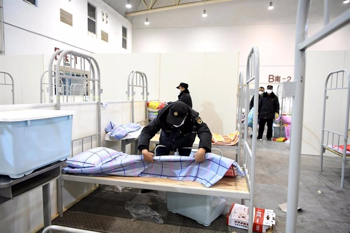 06 February 2020, China, Wuhan: Workers arrange beds of an emergency hospital has 2000 beds, which come into service amid efforts to curb the spread of the coronavirus in Wuhan, ground zero for the coronavirus outbreak. Photo: -/TPG via ZUMA Press/dpa