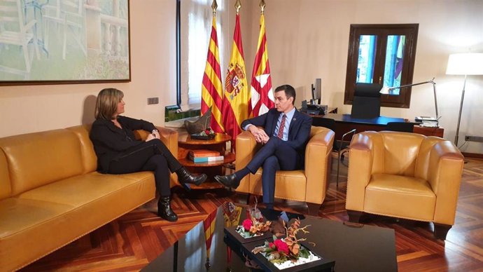 La presidenta de la Diputación de Barcelona, Núria Marín, y el presidente del Gobierno, Pedro Sánchez, reunidos en la sede de la Diputación de Barcelona.