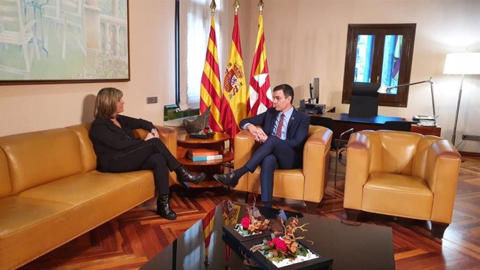 La presidenta de la Diputació de Barcelona, Núria Marín, i el president del Govern central, Pedro Sánchez, reunits a la seu de la Diputació de Barcelona.