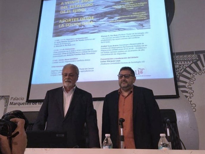 El defensor del Pueblo Andaluz, Jesús Maetzu, junto al profesor Manuel Río Ruiz