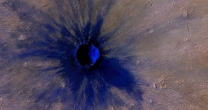 Un meteoro impactó en Marte en 2005, dejando este cráter