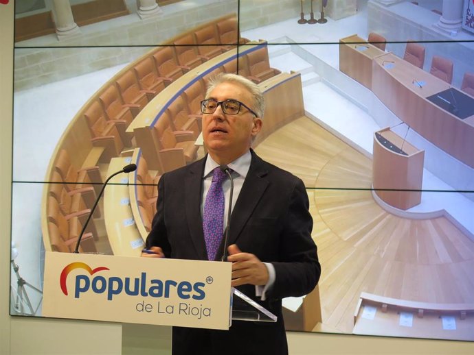 El portavoz del PP en el Parlamento, Jesús Ángel Garrido, interviene en comparecencia de prensa