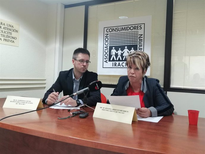 Alberto Lazcoz y Susana Arizcun, de la Asociación de Consumidores de Navarra Irache