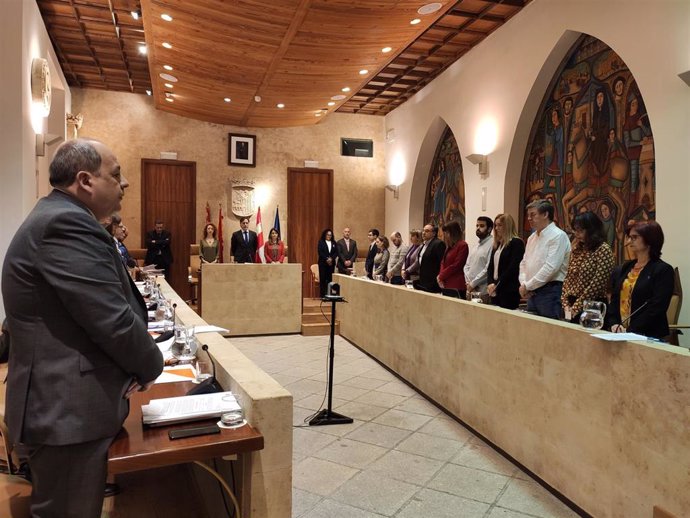 Corporación antes de comenzar este viernes el pleno en el Ayuntamiento de Salamanca.