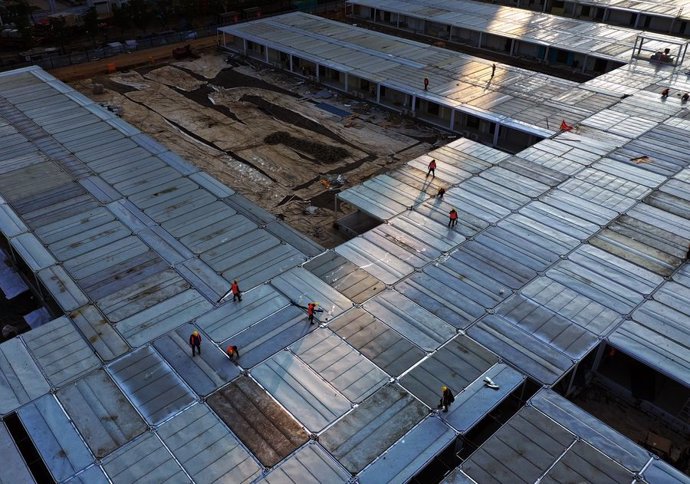Foto aérea tomada el 5 de febrero de 2020 muestra la construcción del Hospital Leishenshan en Wuhan, en la provincia de Hubei, en el centro de China.