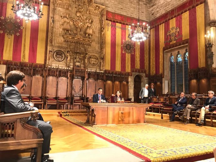 El president del Govern central, Pedro Sánchez, i l'alcaldessa de Barcelona, Ada Colau, a l'Ajuntament de Barcelona, 7 de febrer del 2020.