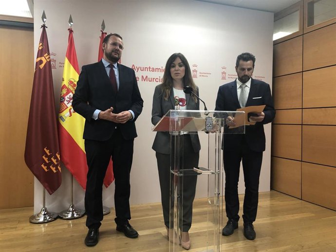 Los concejales Pepe Guillén, Rebeca Pérez y Mario Gómez