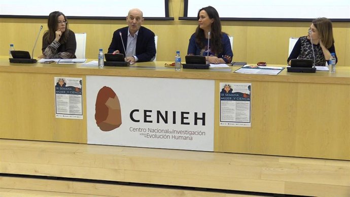 En el medio de la imagen María Martinón, directora del Cenieh, y a su izquierda Jordi Rovira, vicerrector de la UBU.