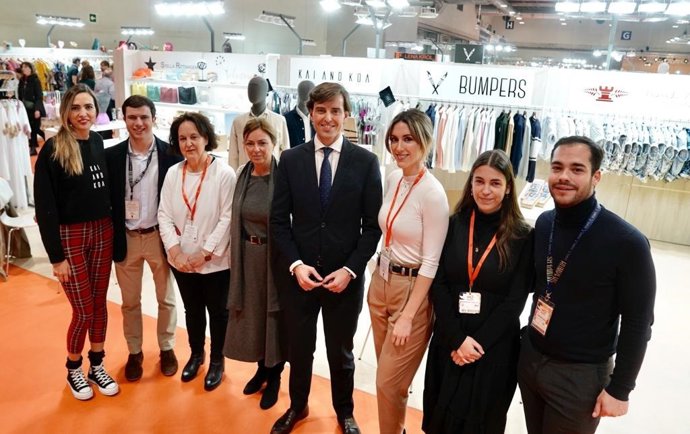 Montesinos en una visita a los expositores de los diseñadores y empresarios del sector textil malagueños que participan estos días en el Salón Internacional de Moda Momad