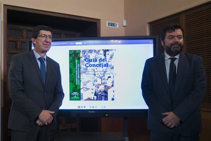 El vicepresidente de la Junta de Andalucía, Juan Marín, presenta la nueva 'Guía del Concejal'