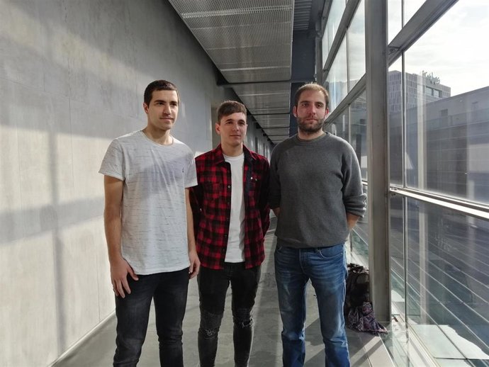 Representantes de las plataformas vecinales contra las casas de apuestas en el Parlamento foral