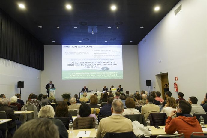 Más de 200 personas abordan en una jornada cómo compatibilizar rentabilidad agrí