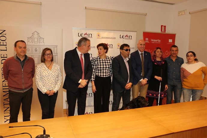 El Alcalde De León, José Antonio Diez, Junto A La Concejal De Acción Y Promoción Económica, Susana Travesí, Con Miembros De La Asociación Inserta Empleo De La Fundación ONCE.
