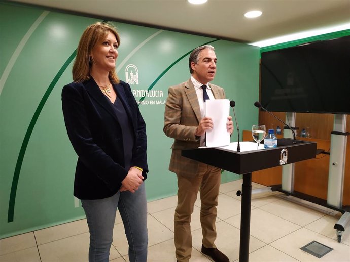 El consejero de Presidencia y portavoz de la Junta de Andalucía, Elías Bendodo, junto a la delegada del Gobierno accidental y de Cultura y Fomento, Carmen Casero.