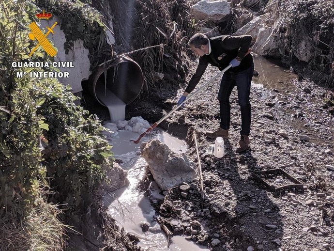 Imagen del vertido en el arroyo de Las Andas de Alhendín (Granada)