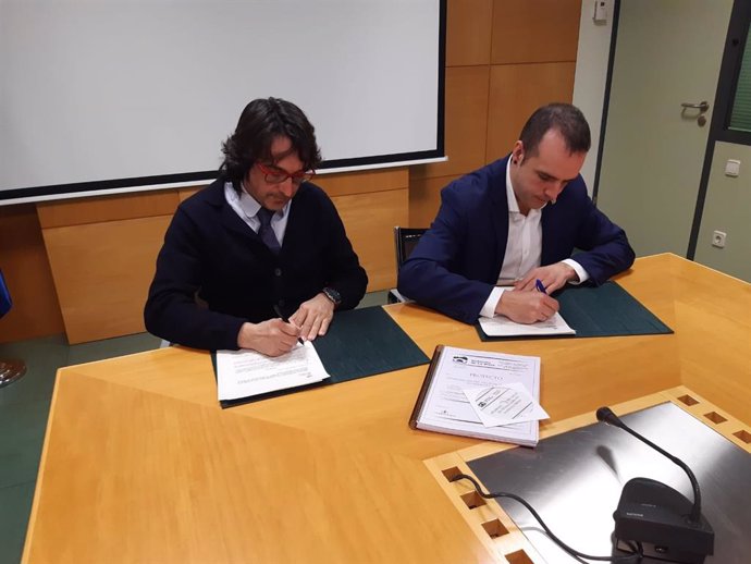 El consejero de Sostenibilidad y Transición Ecológica, José Luis Rubio, y el alcalde de Nájera, Jonás Olarte, han firmado hoy el convenio para Peñaescalera
