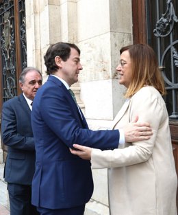 Fernández Mañueco saluda a la presidenta de la Diputación de Palencia, Ángeles Armisén, en su visita institucional a Palencia,.
