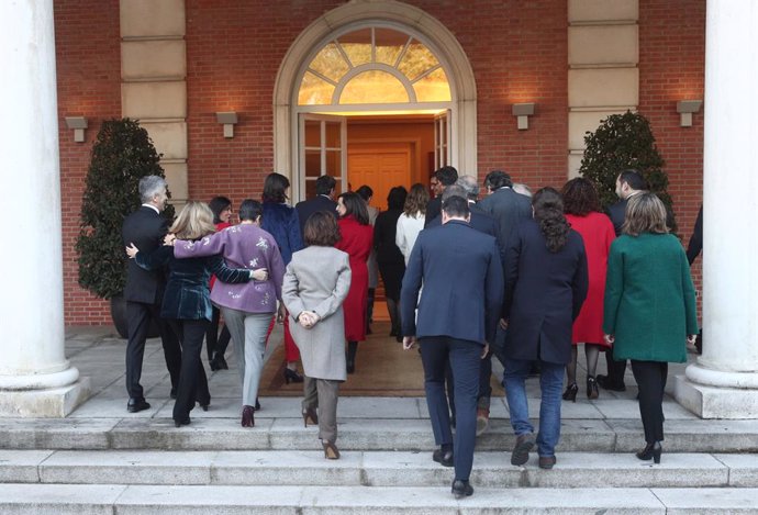 El presidente del Gobierno, los cuatro vicepresidentes y los 18 ministros entran, en La Moncloa tras la foto de familia, en Madrid (España), a 14 de enero de 2020.