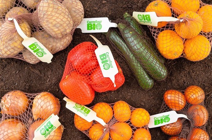 Carrefour elimina el plástico de las frutas y verduras ecológicas e introduce mallas o bolsas biodegradables.
