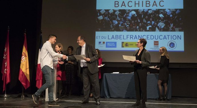 El consejero de Educación de la Comunidad, Enrique Ossorio, entrega los diplomas a la nueva promoción de 'Bachibac'