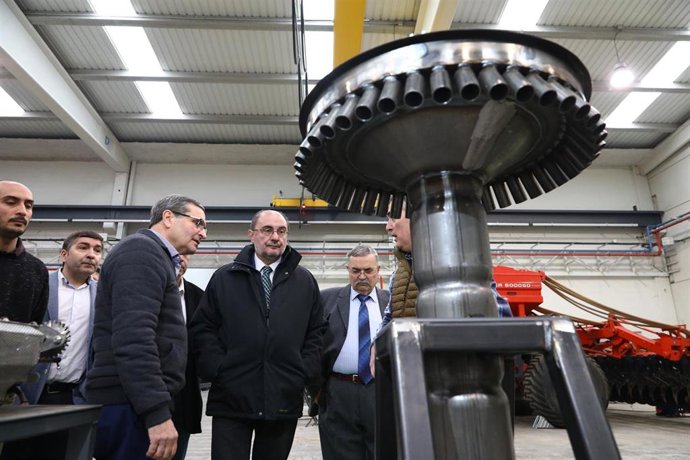 Javier Lambán visita en Belchite (Zaragoza) la empresa Larrosa-Arnal.