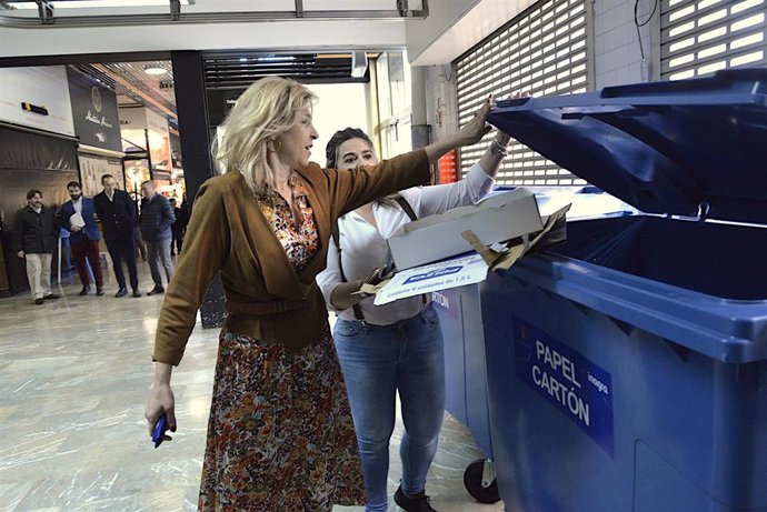 Imagen de los contenedores para la recogida de papel-cartón en los mercados de Granada