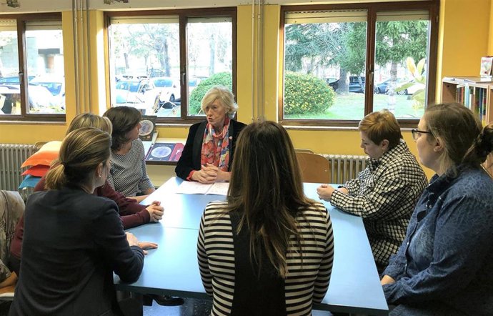 La consejera de Educación, Formación Profesional y Turismo, Marina Lombó, visita el Centro de Educación Especial Parayas