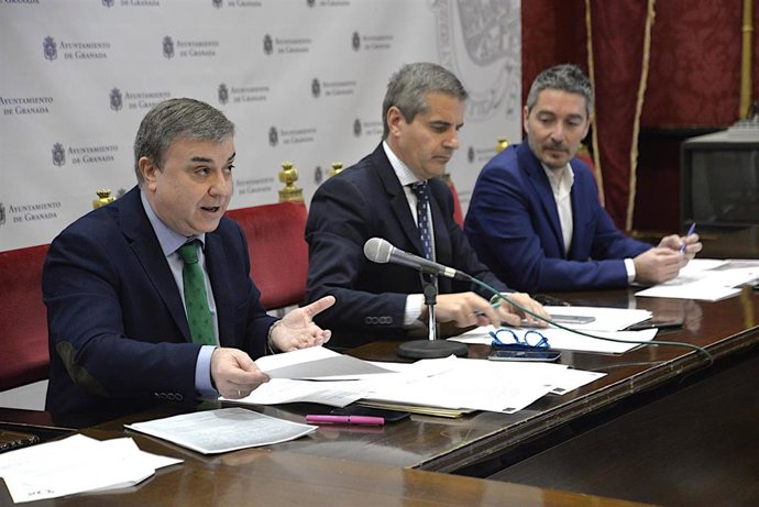 El concejal de Organización y Servicios Generales en el Ayuntamiento de Granada, Francisco Fuentes, y los portavoces del equipo de gobierno, César Díaz y Manuel Olivares
