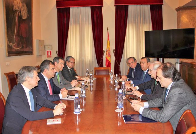 Reunión entre senadores del PP y presidentes de los colegios de médicos, dentistas, farmacéuticos y veterinarios