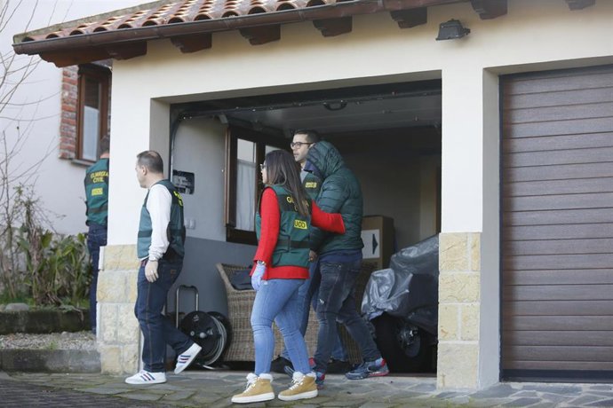 Pedro Luis Nieva Abaigar, de 48 años, presunto inductor del asesinato del concejal de IU de Llanes, Javier Ardines, acompaña a varios agentes de la Guardia Civil a efectuar el registro de su domicilio en la parroquía de Pría (LLanes).    